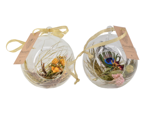 xmas bauble with dried flowers